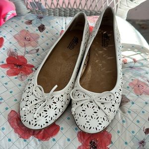 Cliffs Women’s White Flats sz 10 NWOT